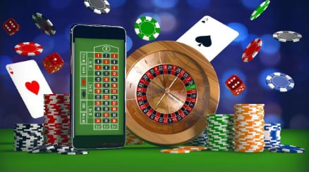 Studio Sic Bo nusa 188 menampilkan tiga dadu dalam kandang kaca dengan kamera multi-sudut HD
